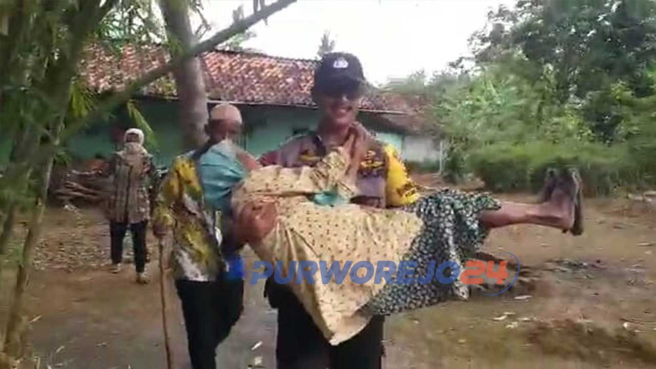 Bripka Suprastiyono, Bhabinkamtibmas Polsek Banyuurip Kabupaten Purworejo Jawa Tengah Menggendong Nenek Tua Renta untuk Ambil BLT BBM