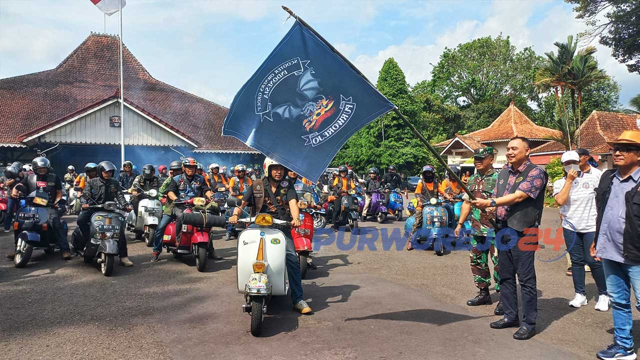 Bupati Purworejo Agus Bastian mengibarkan bendera start konvoi ratusan anggota SOG Indonesia di Purworejo.