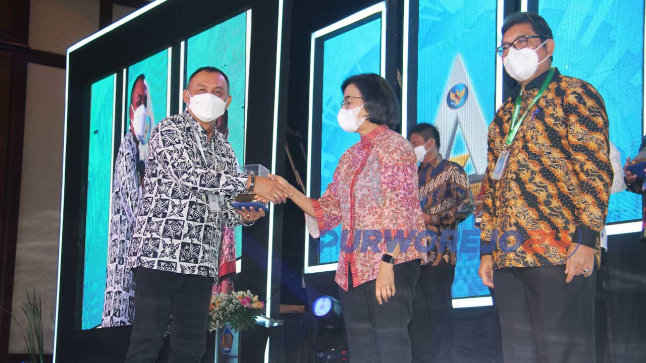 Bupati Purworjeo Agus Bastian menerima penghargaan dari Kementerian Keuangan Republik Indonesia atas perolehan Opini Wajar Tanpa Pengecualian (WTP) 10 kali berturut-turut
