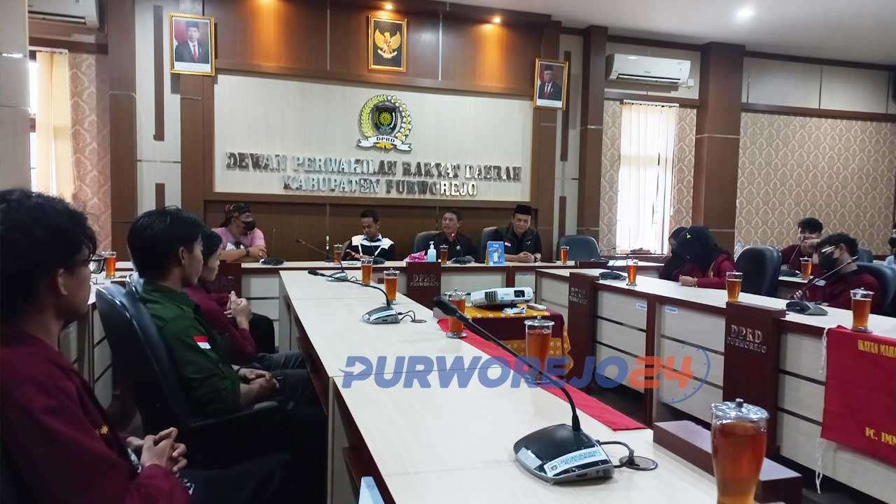 Ikatan Mahasiswa Muhammadiyah Purworejo melakukan unjuk rasa di gedung DPRD Purworejo, Jumat 9 September 2022.