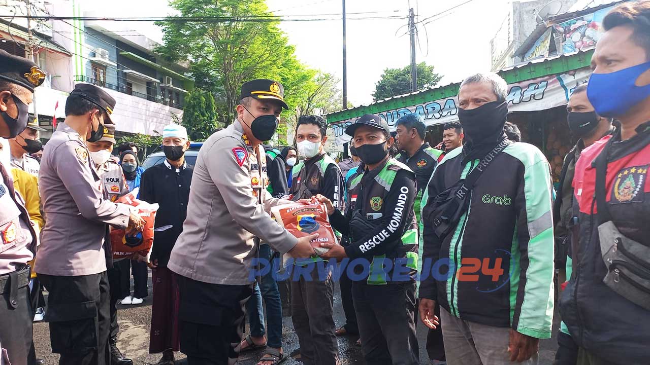 Kapolres Purworejo AKBP Muhammad Purbaja menyerahkan beras kepada sopir angkot dan tukang ojek di Purworejo