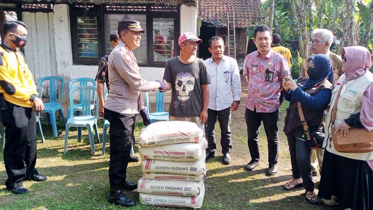 Kapolsek Banyuurip, AKP Benny Murtopo SH, menyerahkan bantuan material berupa sejumlah sak semen kepada Sudiyanto, suami Ngadirah, penyandang disabilitas pada Selasa 13 September 2022.