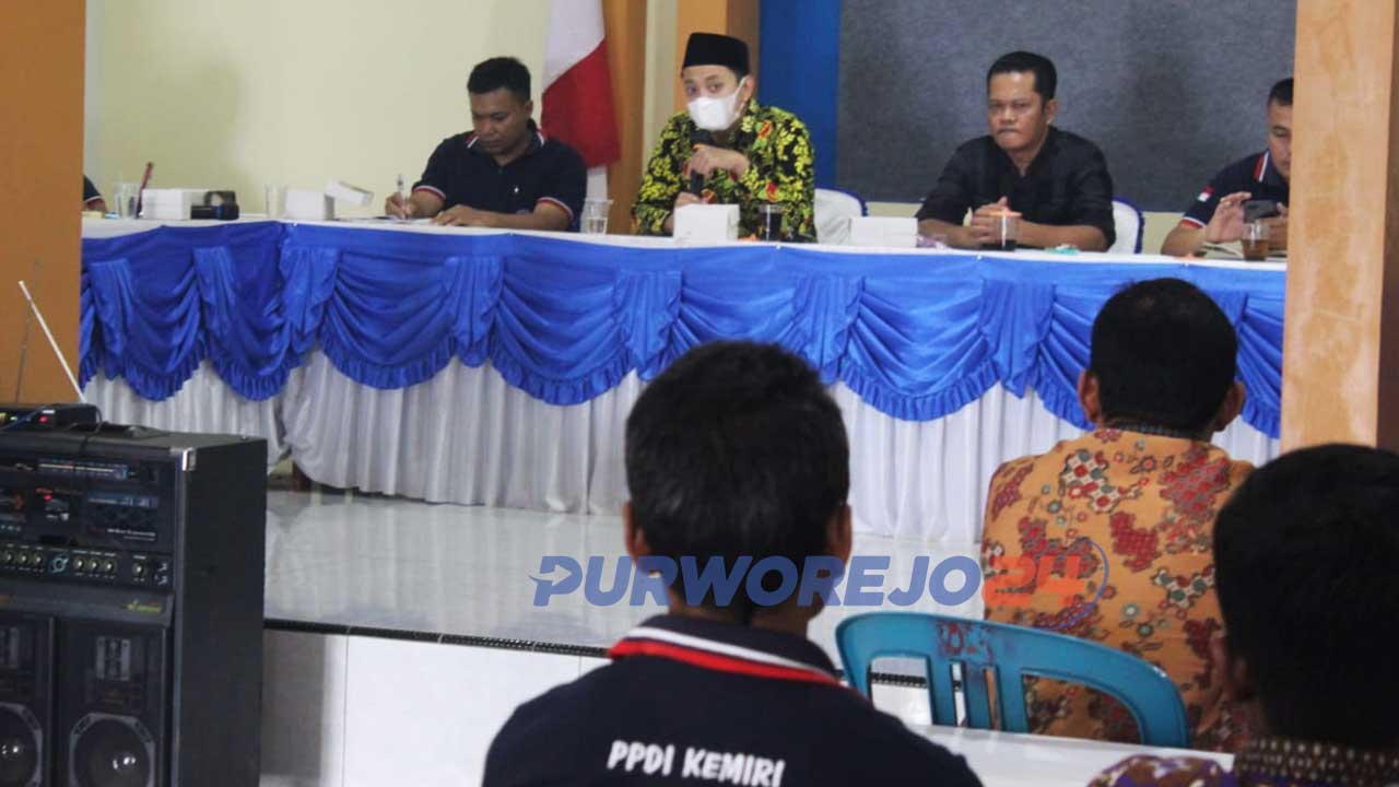 Ketua DPRD Purworejo Dion Agasi saat berdialog dengan perwakilan pemerintahan desa dan masyarakat Desa Gunung Teges.