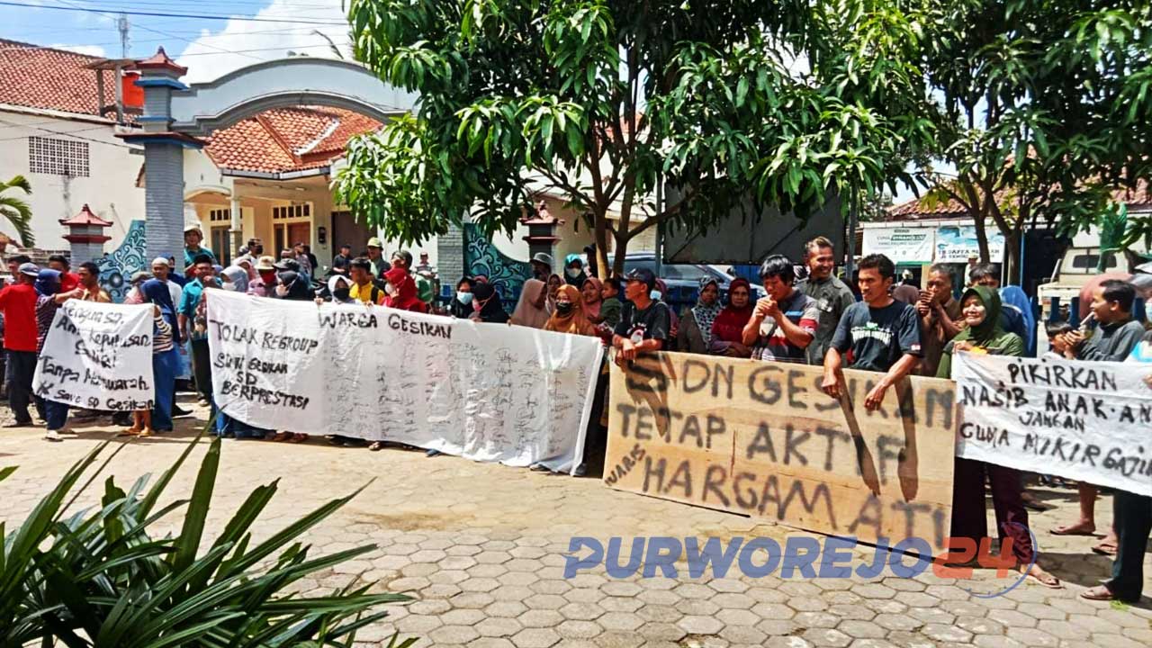 Orang Tua dari 66 siswa SDN Gesikan Kecamatan Kemiri Kabupaten Purworejo Jawa Tengah demo menolak regrouping
