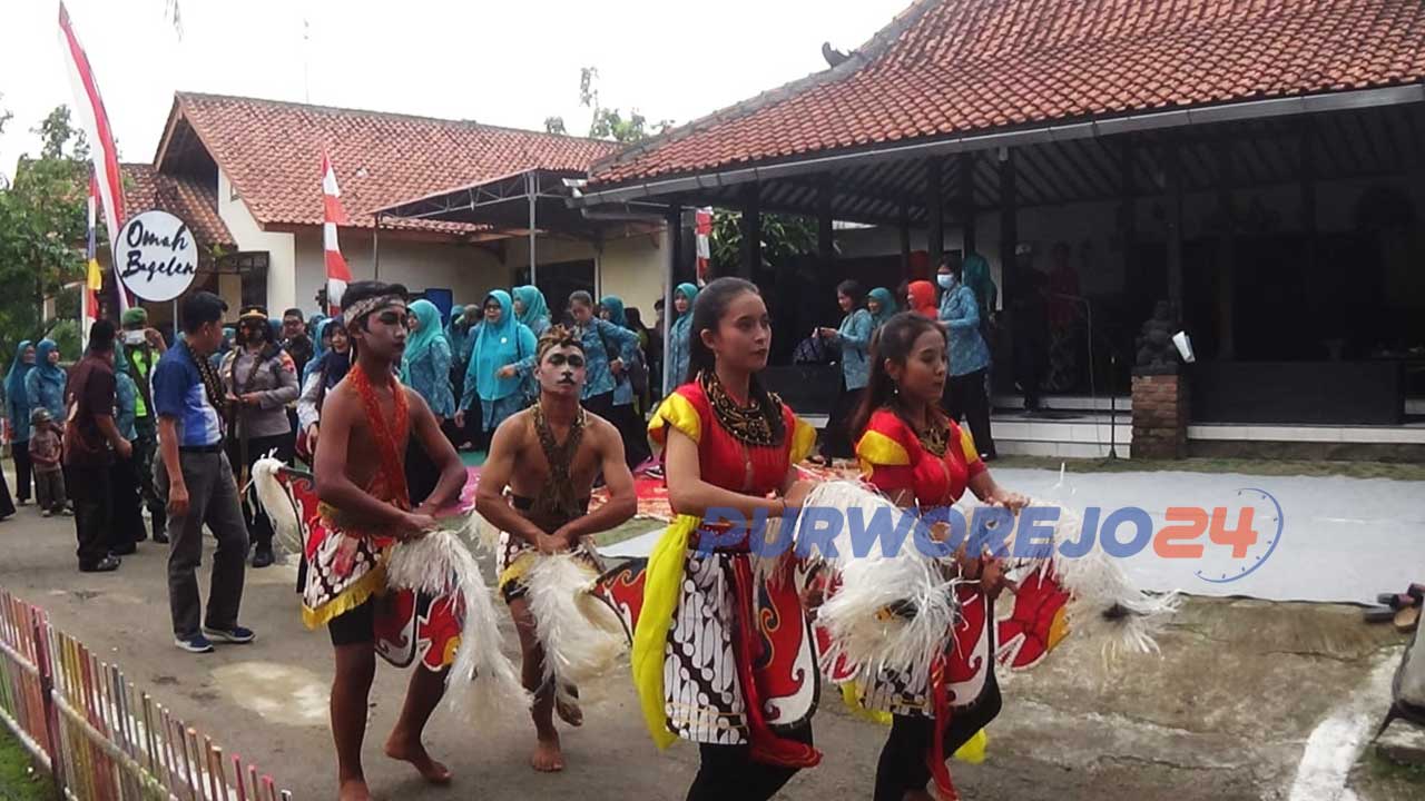 Pementasan kesenian tradisional jaran kepang Wahyu Kudho Bekso Desa Krendetan, di halaman pendopo sanggar seni tari Aswahitha Desa Krendetan, Kecamatan Bagelen, Purworejo,