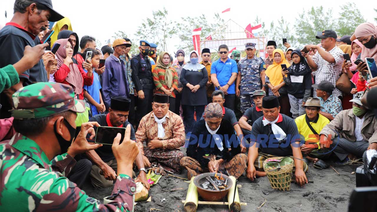 Perayaan sedekah laut di Pantai Kertojayan Purworejo, 28 Agustus 2022