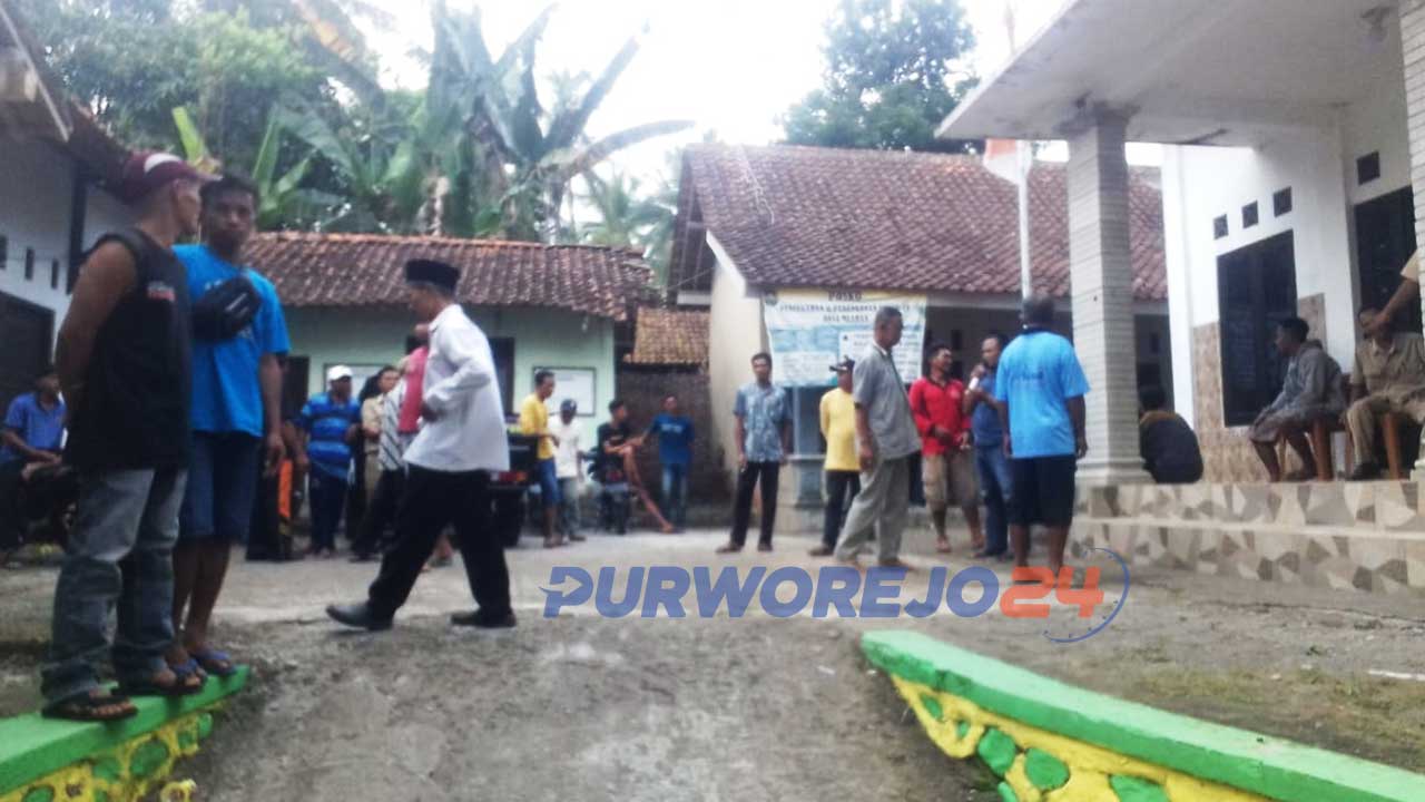Puluhan warga Desa Mlaran Kecamatan Gebang, Purworejo, Jawa Tengahmenggeruduk kantor desa setempat, Senin 5 September 2022.