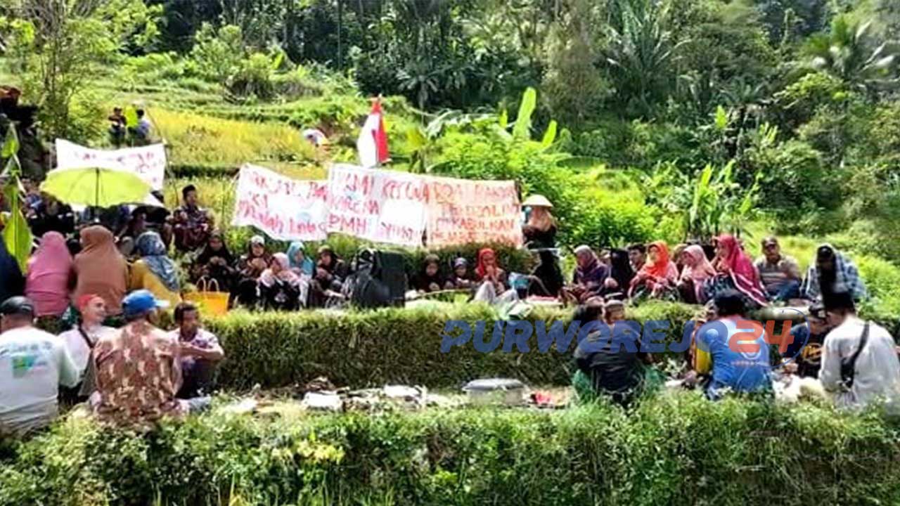 Ratusan warga terdampak pembangunan Bendungan Bener ini menggelar acara tasyakuran atas ditangkapnya Hakim Agung Sudrajat Dimyati oleh KPK