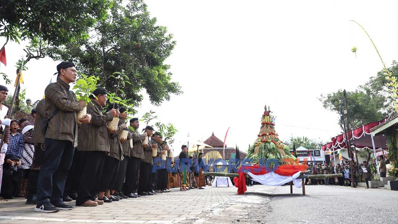 Ribuan warga masyarakat tumpah ruah mengikuti Tradisi Grebeg Lowano di Desa Loano Kecamatan Loano, Purworejo Jawa Tengah.
