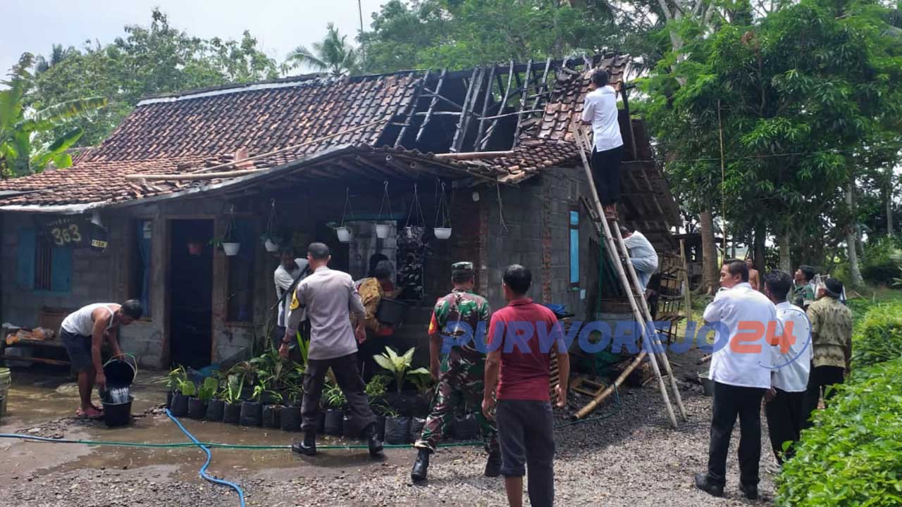 Rumah milik warga Dukuh Carikan, RT 1 RW 1 Desa Jombang Kecamatan Ngombol, Purworejo, Jawa Tengah, yaitu Adi Sumarto, terbakar pada Rabu 21 September 2022 siang.