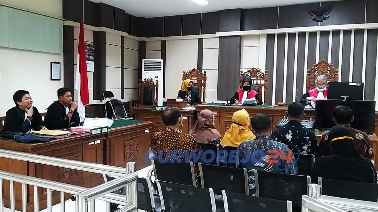 Sidang perkara tindak pidana korupsi direktur PDAU Purworejo di Pengadilan Negeri Tipikor)Semarang