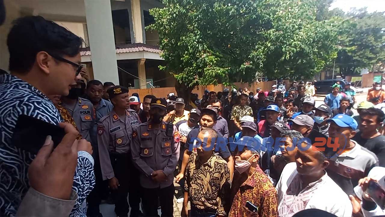 Terjadi adu mulut antara ketua DPRD Kabupaten Purworejo Dion Agasi Setiabudi dan pendamping hukum wali murid Sumakmun saat demo penolakan regrouping SDN Gesikan, 15 September 2022.