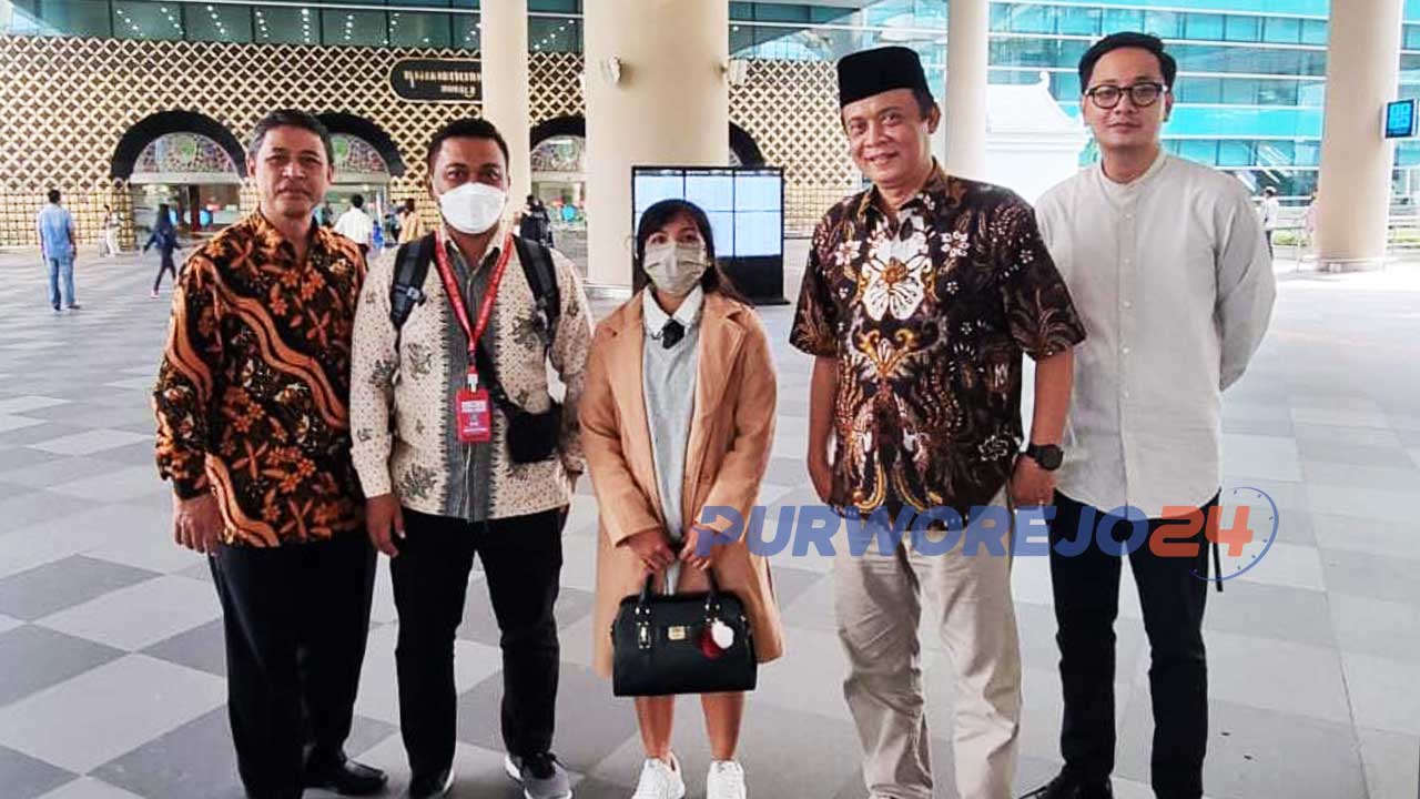 MH (tengah) seorang perempuan warga Negara Indonesia (WNI) asal Kabupaten Purworejo Jawa Tengah, saat penjemputan di bandara usai ditahan majikannya belasan tahun di Malaysia