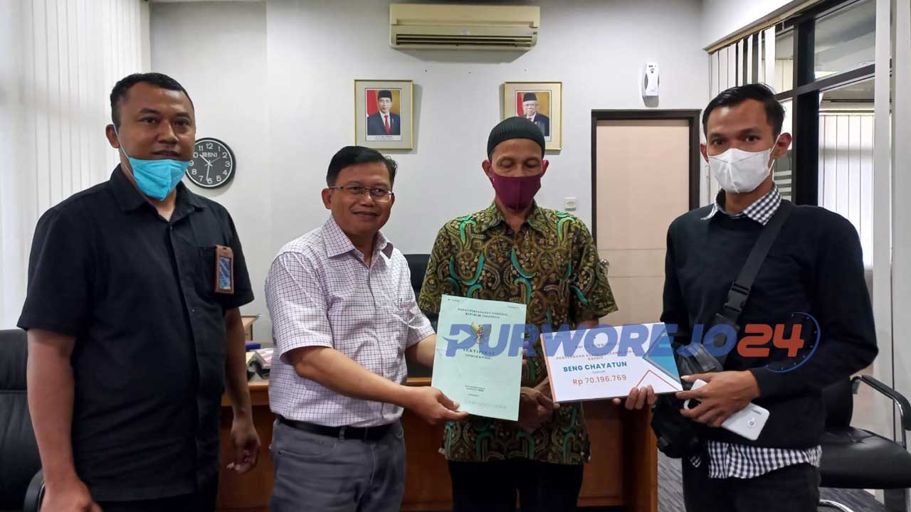 Penyerahan sertifikat tanah milik nasabah BNI yang meninggal dunia, penyerahan dilakukan langsung oleh Kepala cabang BNI Purworejo Fudjiatmoko Mahendra