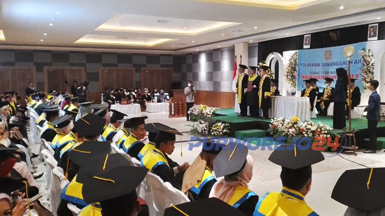 Polteknik Sawunggalih Aji (Polsa) Kutoarjo, Purworejo, Jawa Tengah, menggelar Wisuda ke XVII Program Diploma 3 tahun akademik 2021/2022, di gedung Ganesha Convention Hall, pada Kamis 27 Oktober 2022.