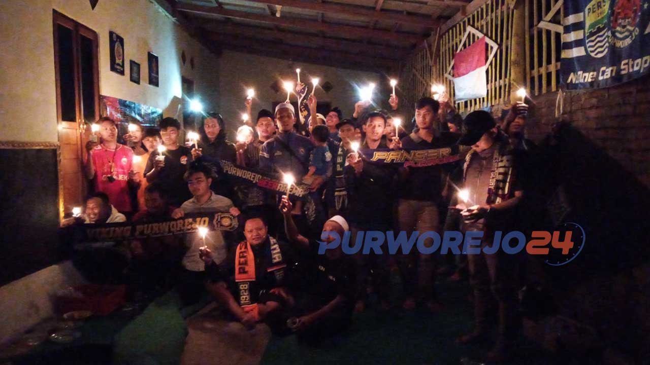 Puluhan suporter Aremania Korwil Purworejo melakukan doa bersama untuk para korban tragedi Kanjuruhan