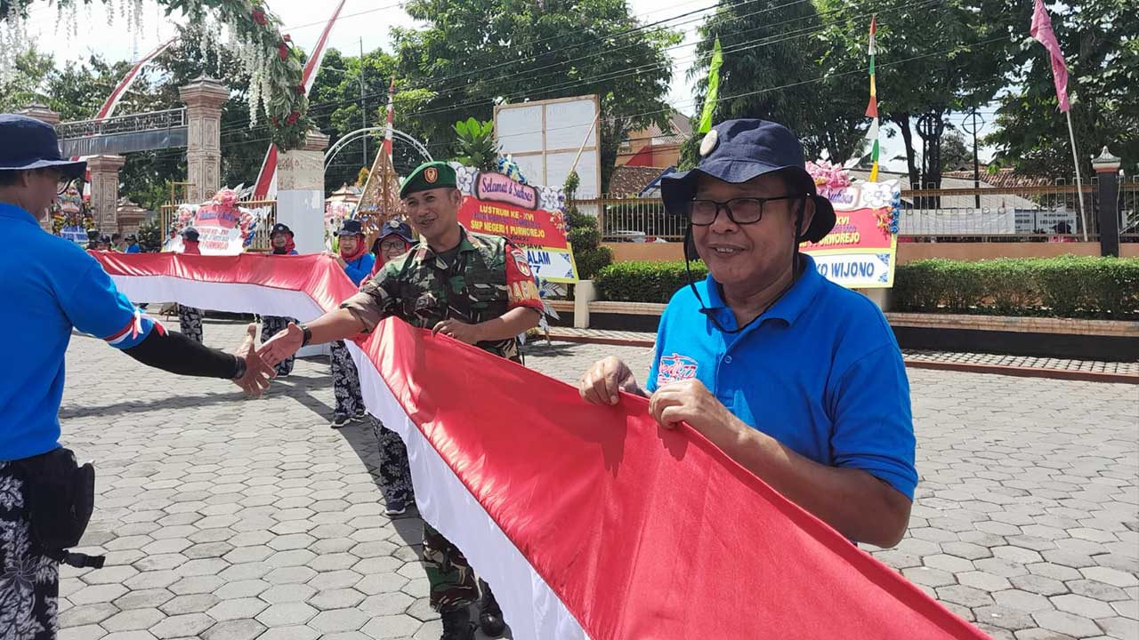 Sebanyak 77 orang alumni tahun 1977 merentangkan bendera merah putih sepanjang 77 meter saat Reuni Akbar, 23 Oktober 2022