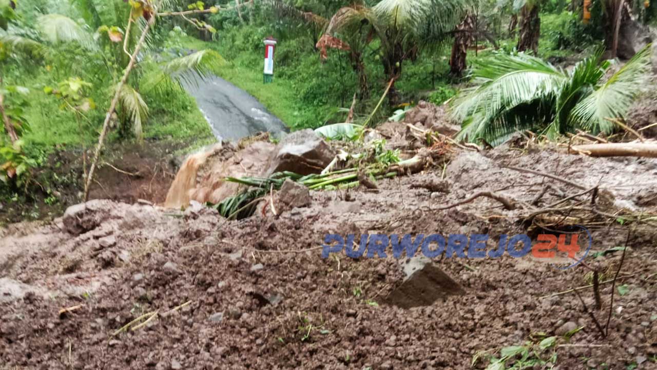 Tanah longsor terjadi di Desa Kaliglagah Kecamatan Pituruh yang menutup akses jalan Kaliglagah-Wonosido