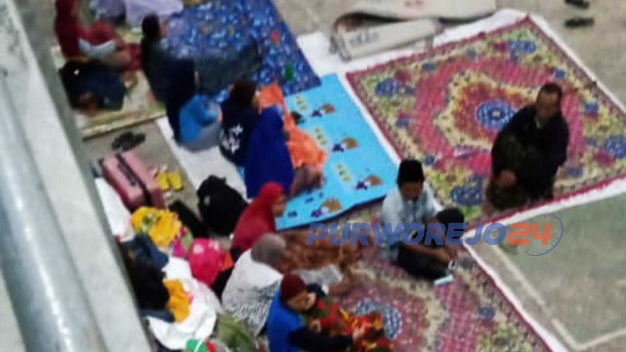 sejumlah keluarga di Purworejo Jawa Tengah mengungsi karena tempat tinggalnya terkena bencana alam banjir dan tanah longsor.