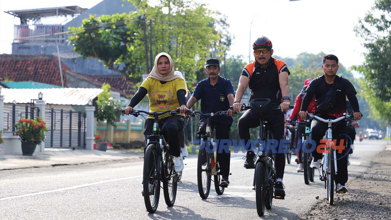 Bupati RH Agus Bastian SE MM menyapa warga dengan bersepeda alias gowes