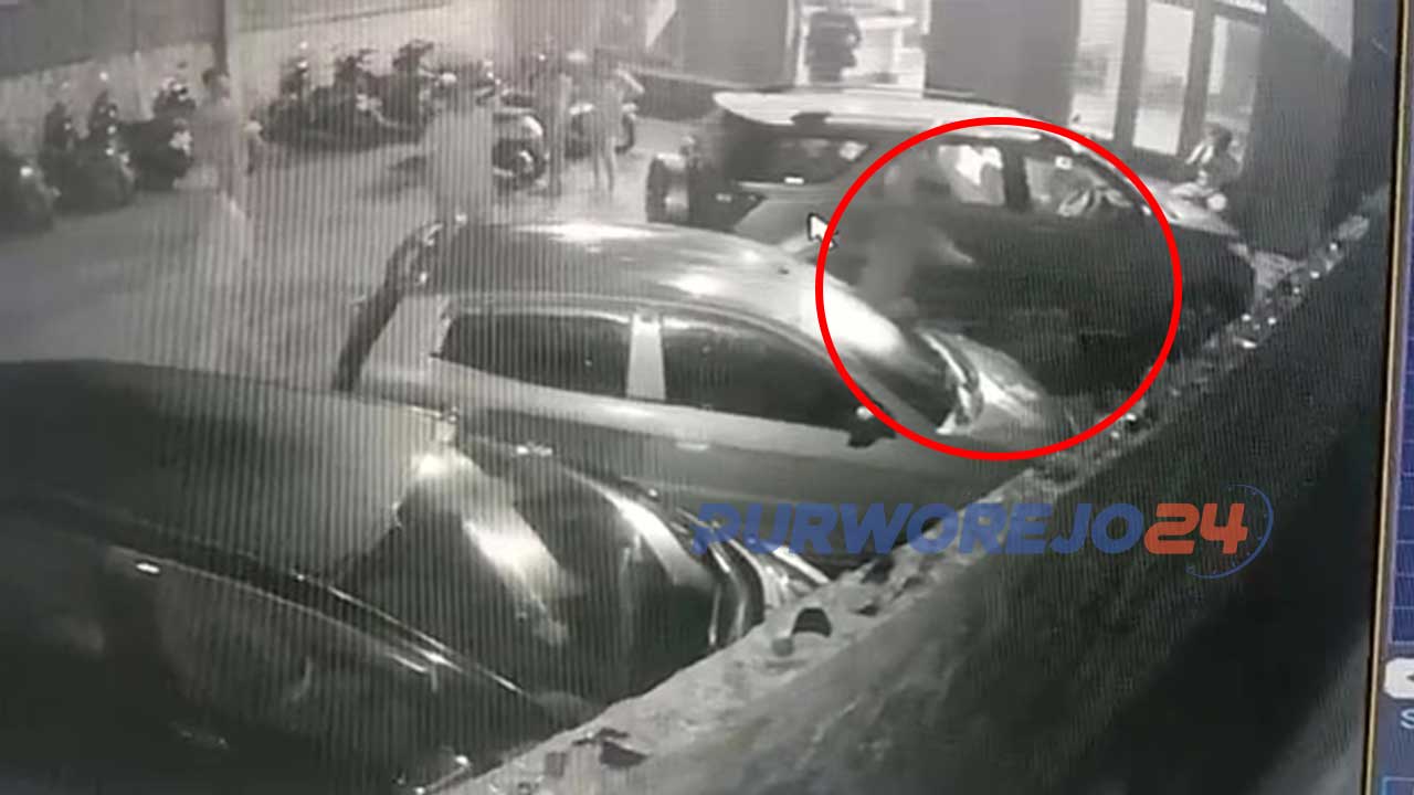 Dalam rekana CCTV terlihat pelaku berulang kali memukuli korban kendati korban sudah terjatuh