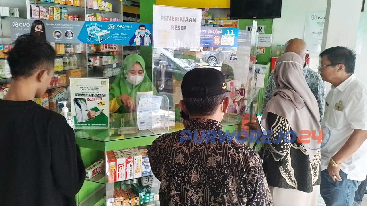 Komisi IV DPRD Kabupaten Purworejo, Jawa Tengah, melakukan inspeksi mendadak (Sidak) ke sejumlah apotek di kota Purworejo