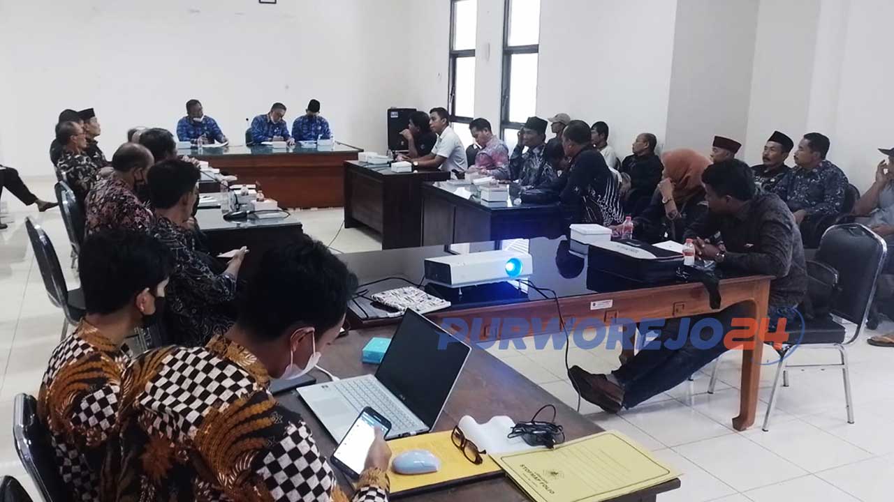 Perwakilan kelompok masyarakat dan perwakilan warga calon penerima bantuan perbaikan Rumah Tidak Layak Huni (RTLH) tahun 2022, mendatangi kantor Setda Kabupaten Purworejo, pada Kamis 17 November 2022.