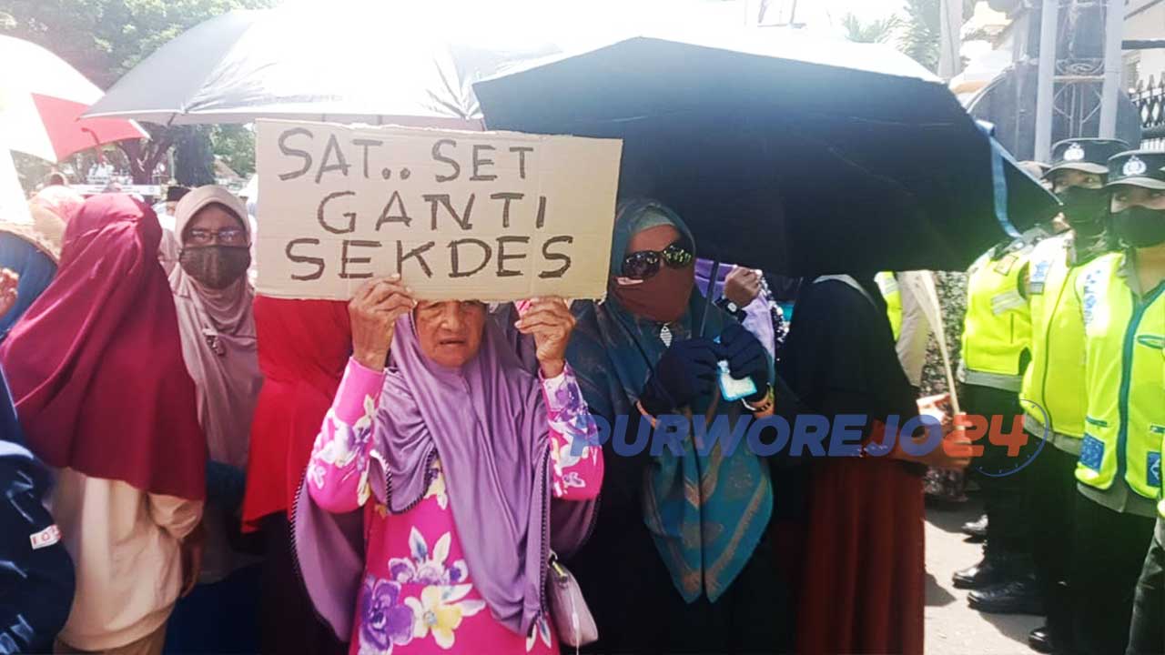 Ratusan warga Desa Banyuasin Kembaran, Kecamatan Loano, Purworejo, Jawa Tengah, melakukan unjuk rasa menuntut Sekdes Banyuasin Kembaran, Andika Sari agar dipecat.