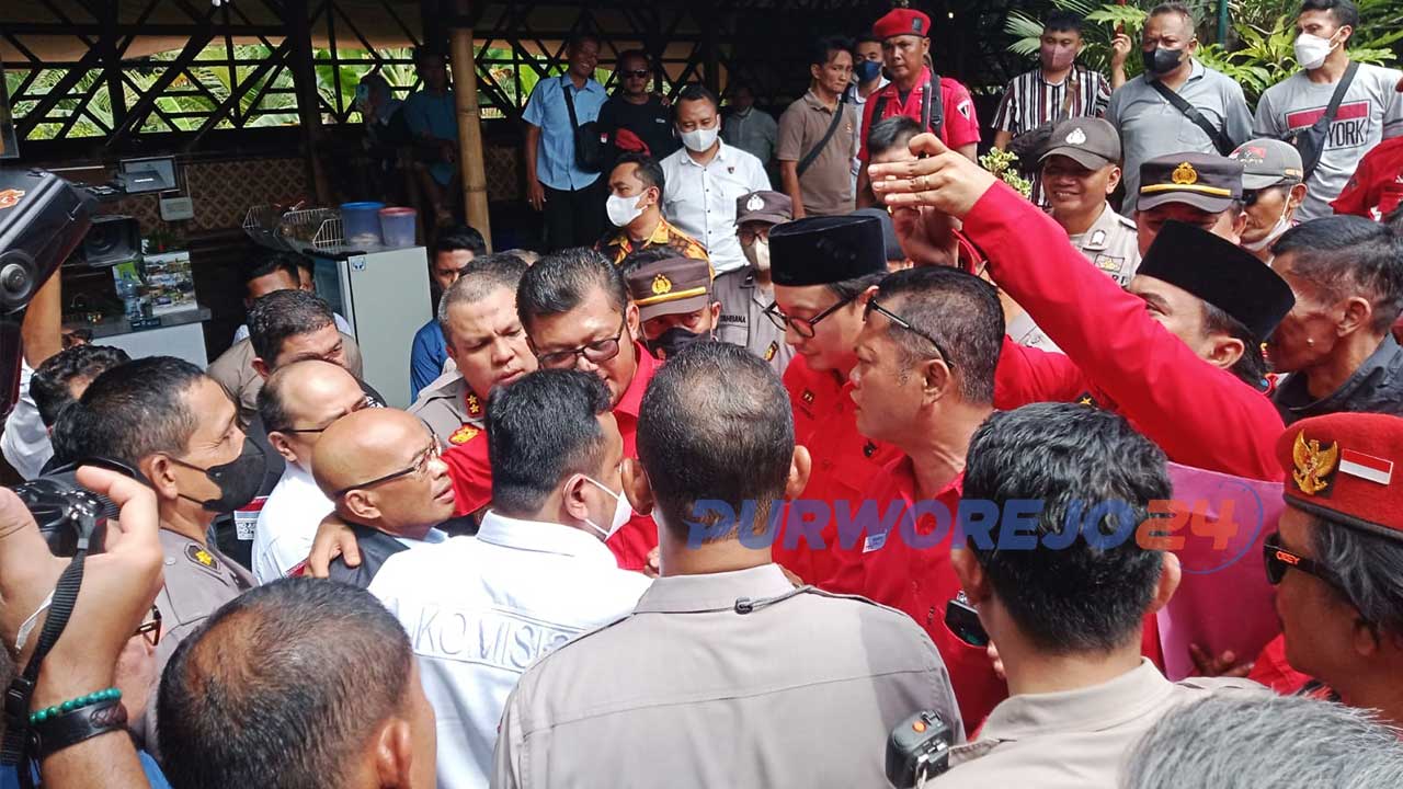Sejumlah Kader PDI Perjuangan Purworejo mendatanggi Desmond Junaidi Mahesa, Anggota DPR RI dari Fraksi Gerindra