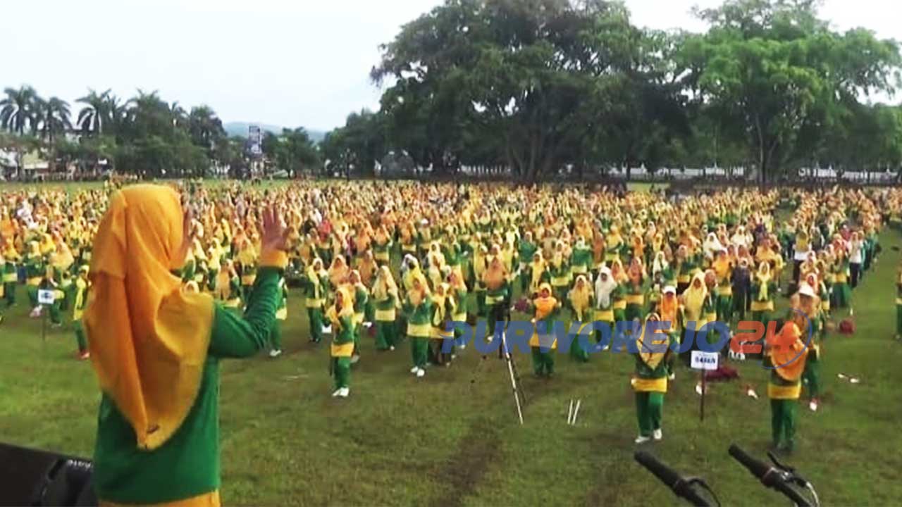Sekitar 5.100 pengurus dan anggota Fatayat NU se-Kabupaten Purworejo menggelar Apel Akbar kader Fatayat NU dan jalan sehat di alun-alun besar kota Purworejo, Minggu 6 November 2022