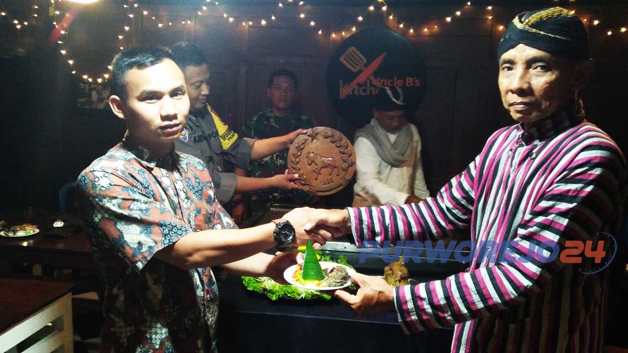 Ttasyakuran peringatan hari jadi Paguyuban Kebo Bodo pada Rabu 23 Nopember 2022 malam.