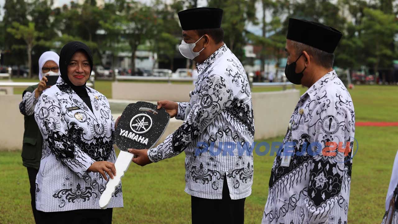 Wabup Purworejo Hj Yuli Hastuti menyerahkan 44 unit kendaraan operasional secara simbolis kepada pejabat di lingkungan Dindikbud Purworejo pada upacara bendera Hari Guru Nasional di Alun-alun Kota Purworejo,