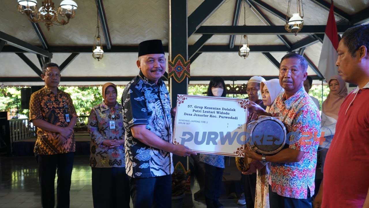 Bupati Purworejo menyerahkan bantuan alat kesenian kepada 95 grup kesenian tradisional di Kabupaten Purworejo, Jawa Tengah