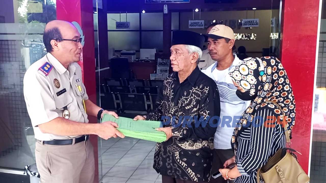 Kepala BPN Purworejo Andri Kristanto menerima berkas dari Eks Ketua Gempadewa Insin Sutrisno pada Senin 26 Desember 2022