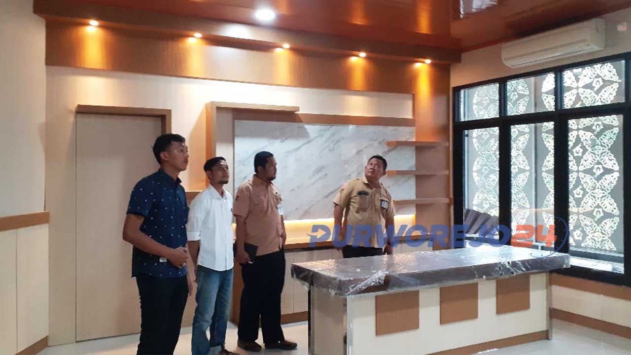 Kepala Dinas Pekerjaan Umum dan Penataan Ruang (PUPR) Kabupaten Purworejo, Suranto SSos MPA, bersama Pejabat Pelaksana Teknis Kegiatan (PPTK) Rehab Gedung DPRD, Rizki Khozari ST, meninjau gedung DPRD Purworejo pasca rehab