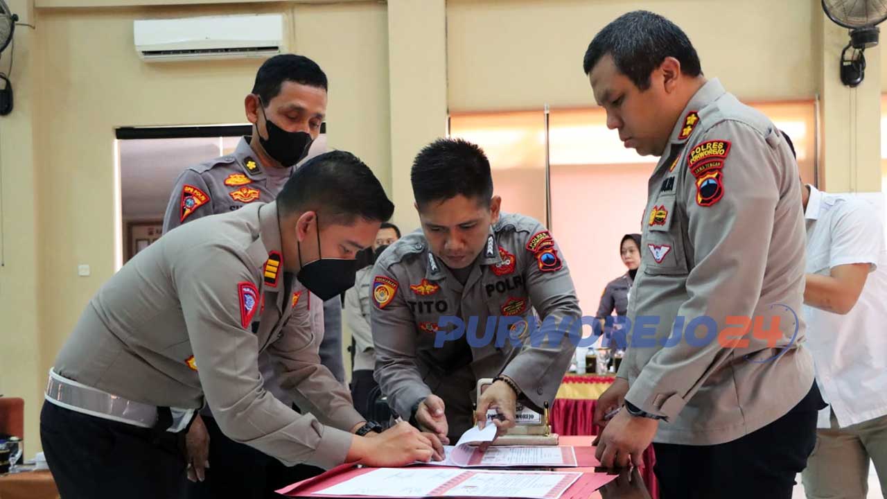 Penandatangan Pakta Integritas Tahun 2023 oleh Kapolres bersama para Kabag, Kasat, dan Kapolsek jajaran selaku kuasa pelaksana anggaran.