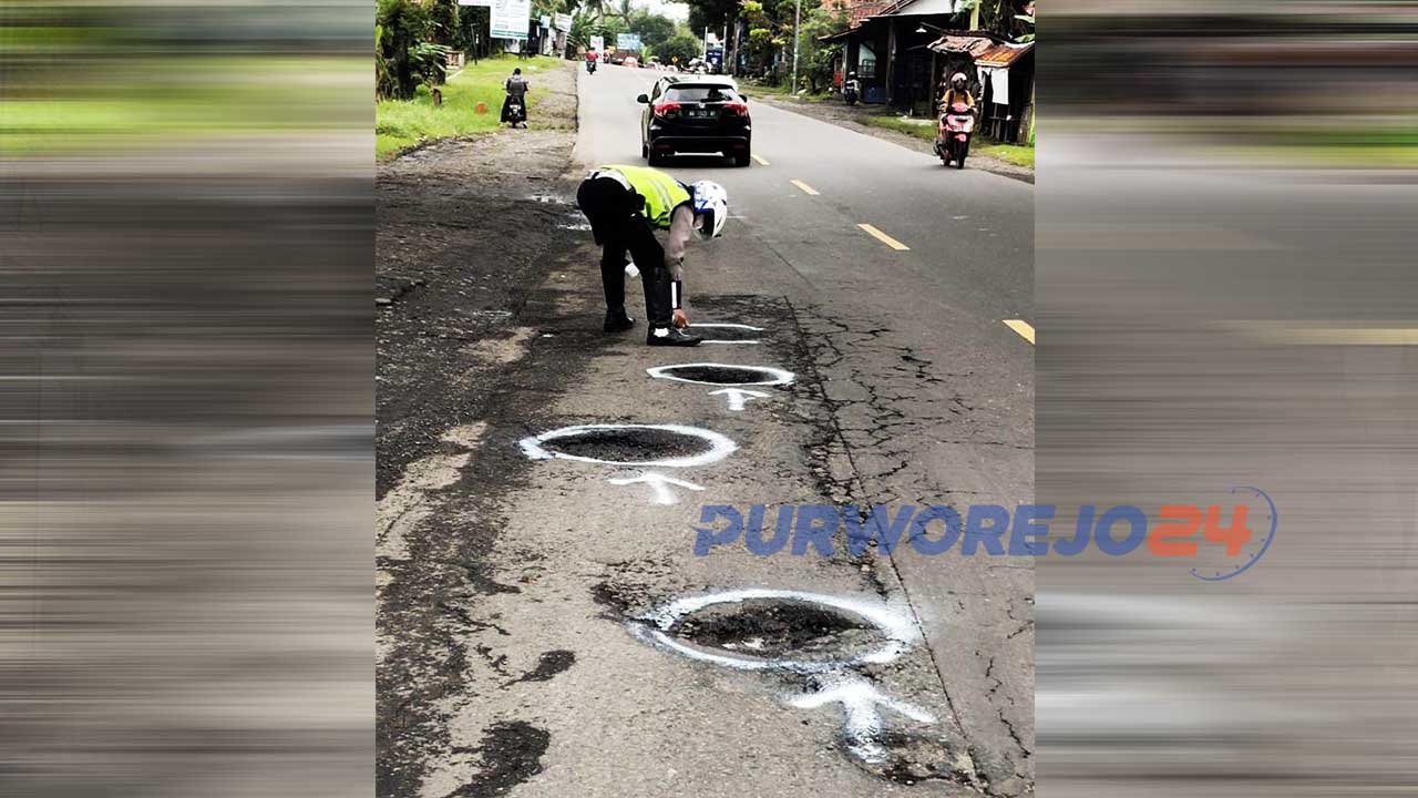 Selain faktor kelalaian pengguna jalan, lubang jalan menjadi pemicu utama kecelakaan di Purworejo