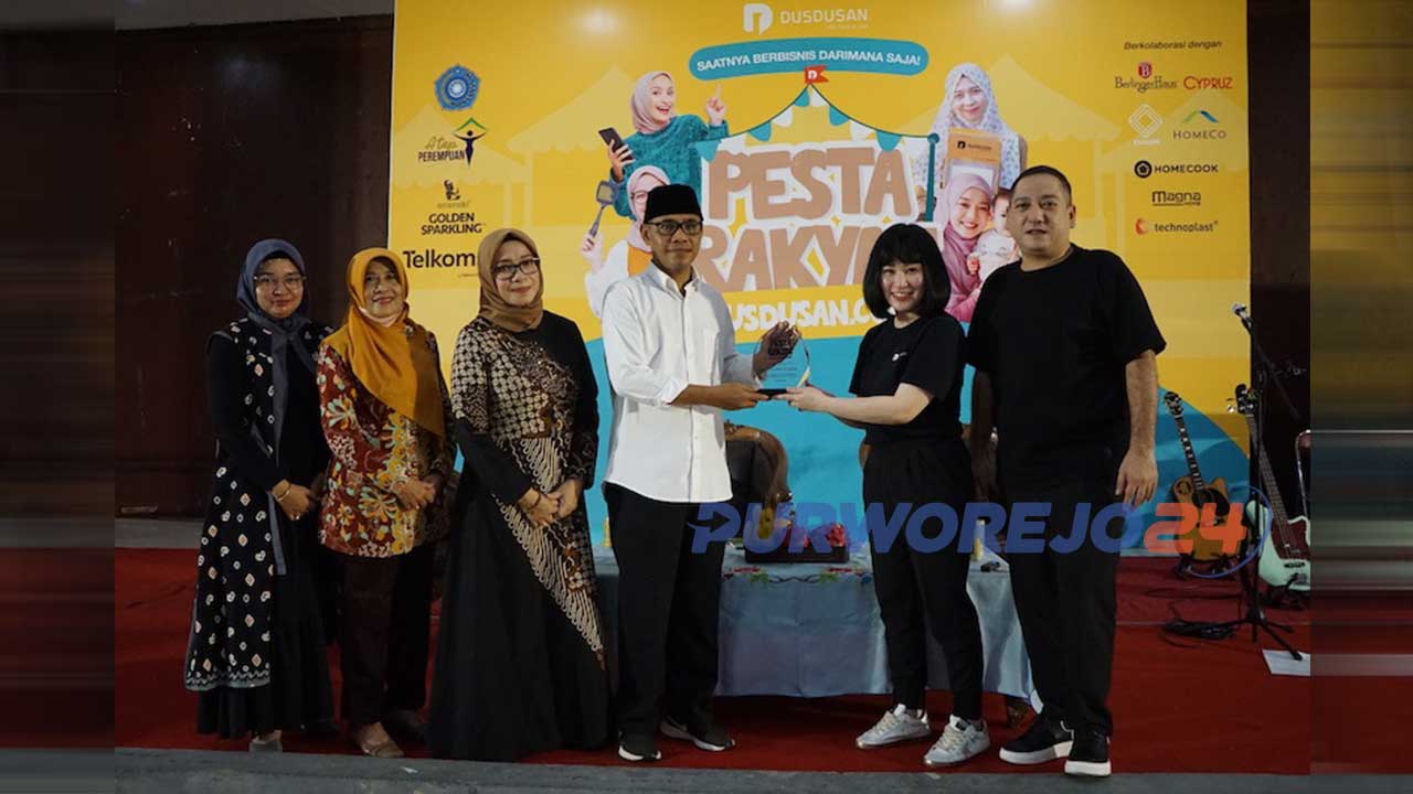 Dusdusan.com yang diwakili CEO dan Co-founder, Ellies Kiswoto menjalin kerjasama dengan Pemerintah Kabupaten Temanggung, yang diwakili Bupati Temanggung H. Muhammad Al Khadziq