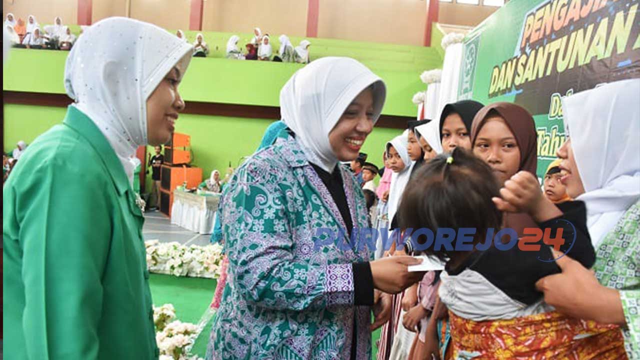 Ketua Bapemperda DPRD Kabupaten Purworejo Nurul Komariyah bersama Wakil Bupati Purworejo, Yuli Hastuti dalam suatu acara.