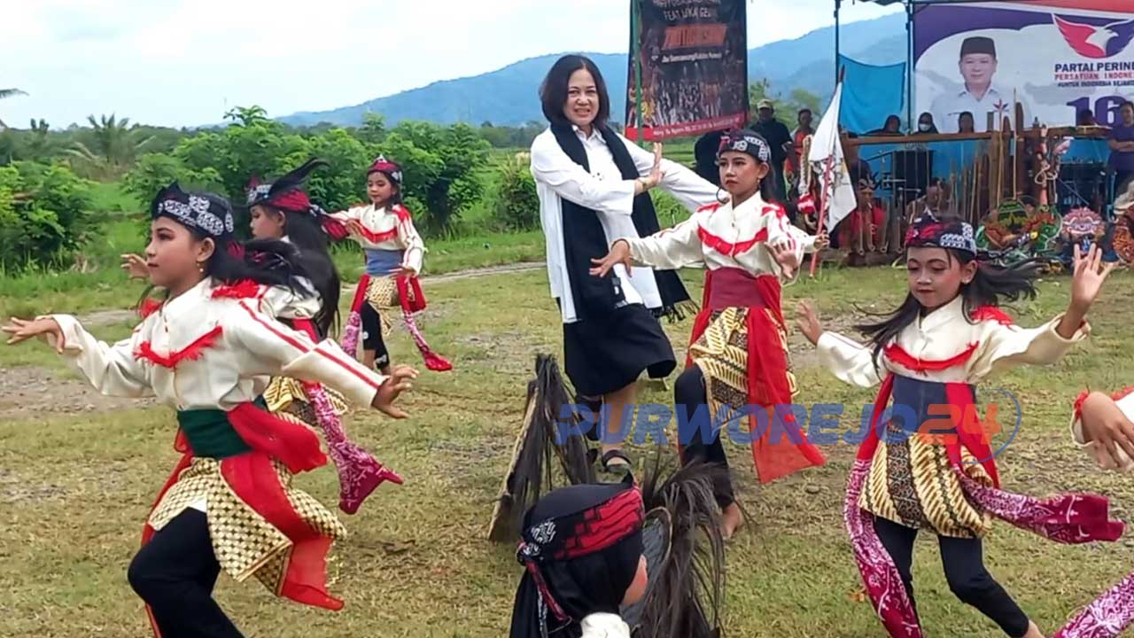 Ketua Bidang Hankam dan Siber DPP Partai Perindo, Dr. Susaningtyas Nefo Handayani Kertopati, M.Si menyapa warga di objek wisata embung Kalimasada Desa Semawung, Purworejo, Jawa Tengah.