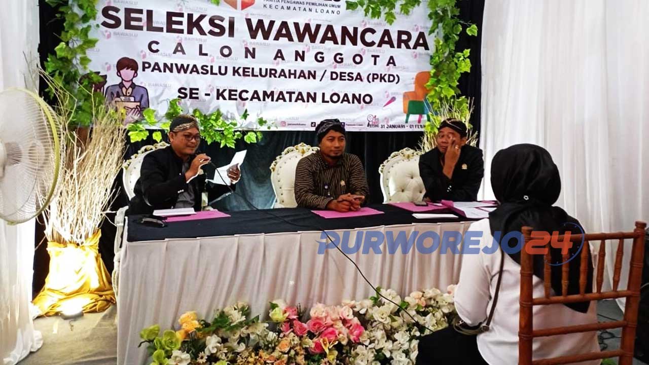 Komisioner Panwaslu Kecamatan Loano Kabupaten Purworejo saat mewawancarai calon anggota pengawas kelurahan/desa (PKD), Selasa (31/1/23).