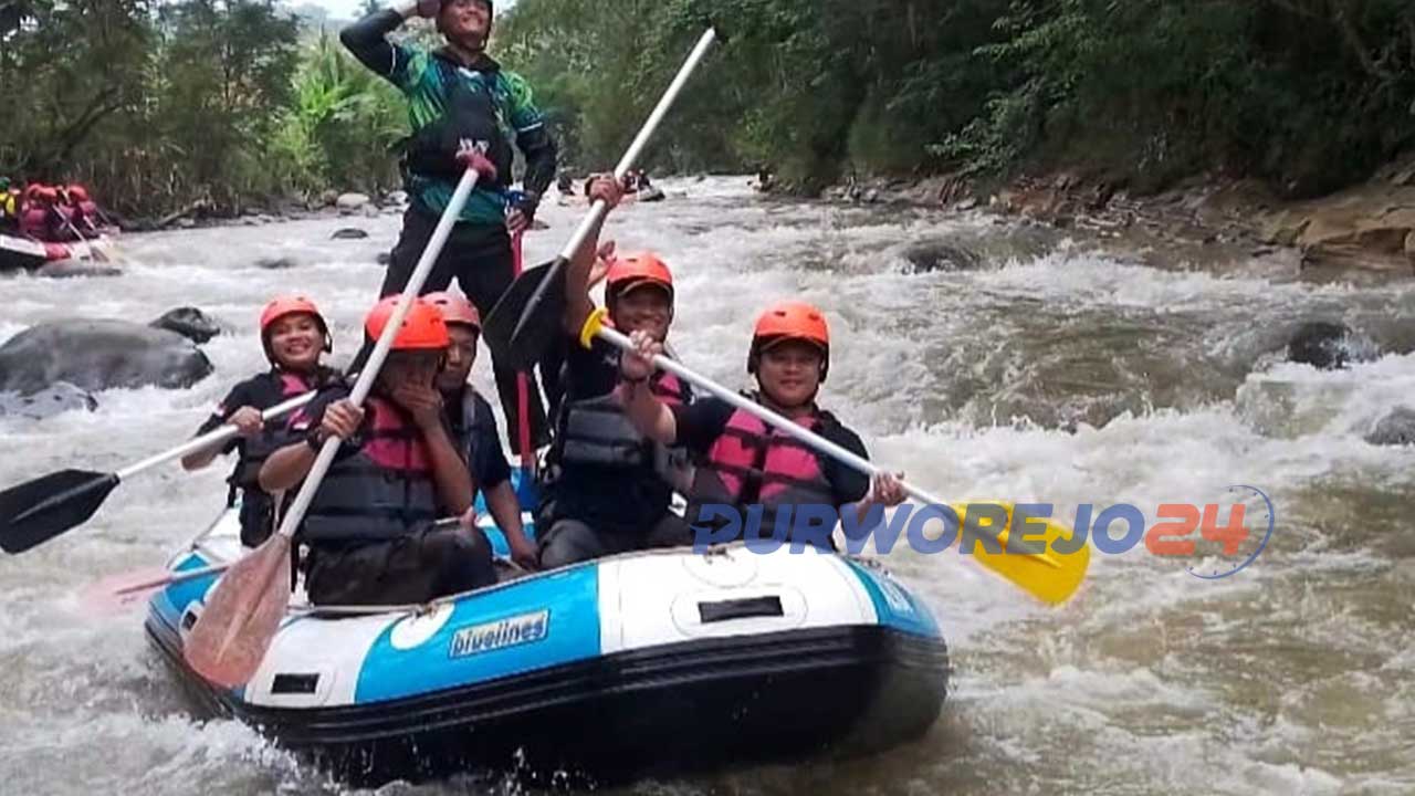 Selutuh anggota Satpol PP Purworejo mengikuti kegiatan rafting di Sungai Bogowonto