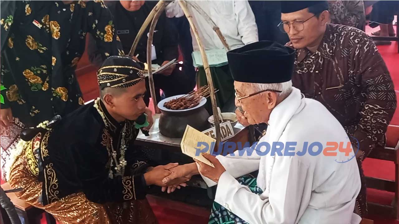 Aziz Mualif, salah satu mempelai pria melangsungkan ijab di depan krombong sate winong