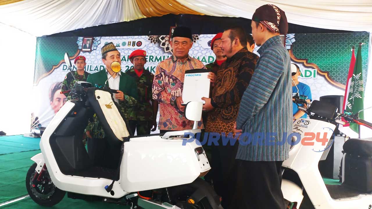 Menko PMK Muhadjir Effendy mengapresiasi produk motor listrik rakitan SMK Muhammadiyah Purwodadi Purworejo, Jawa Tengah.