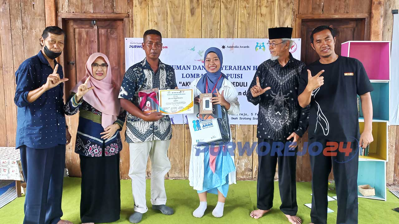 Sastadina Kirania Ramadhani (tengah), Juara I lomba cipta puisi aku pemuda aku peduli kekerasan terhadap perempuan dan anak berfoto bersama Soekoso DM, Perwakilan Dinas PPPAPMD, orang tua, Maskun Artha, guru pembimbing (kiri ke kanan)