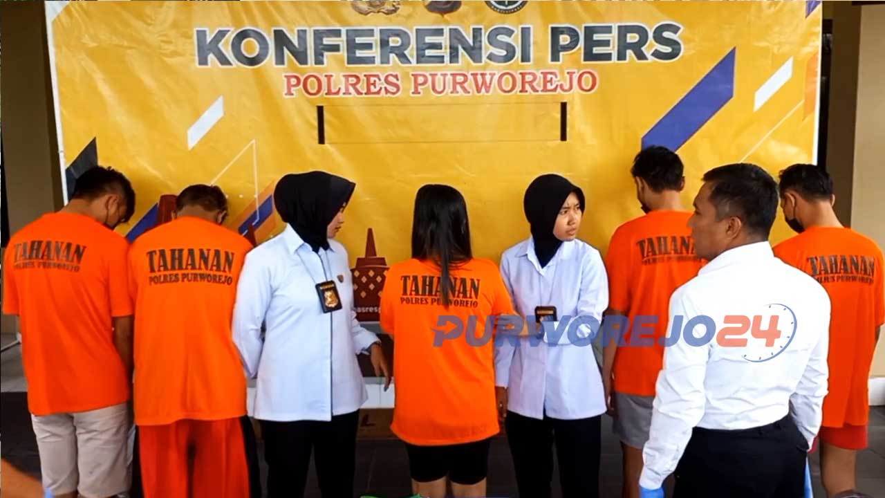 Satreskrim Polres Purworejo, Jawa Tengah, berhasil mengungkap dan menangkap 5 tersangka prostitusi online