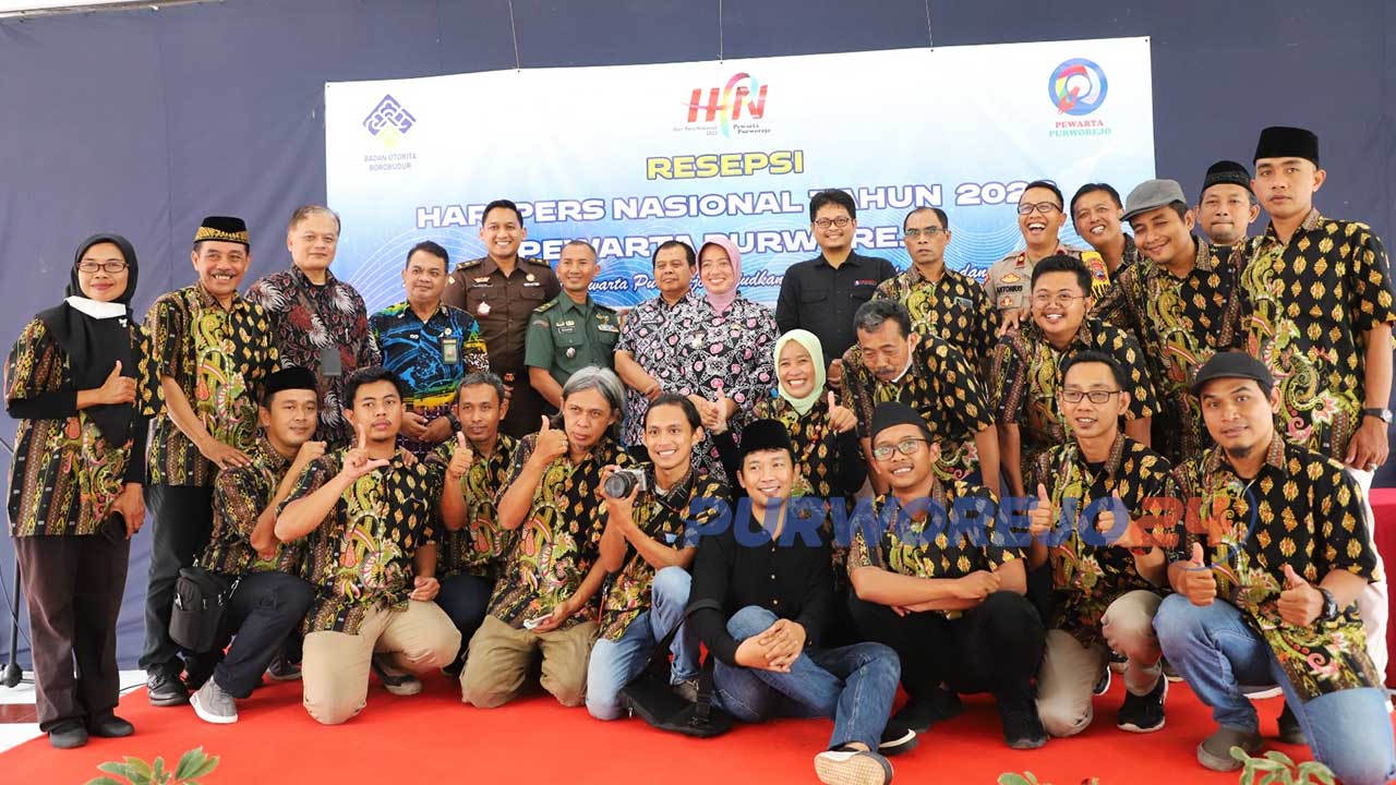 Sejumlah anggota Pewarta Purworejo berfoto bersama tamu udnangan saat peringatan HPN 2023 di Pendopo Hotel Ganesha