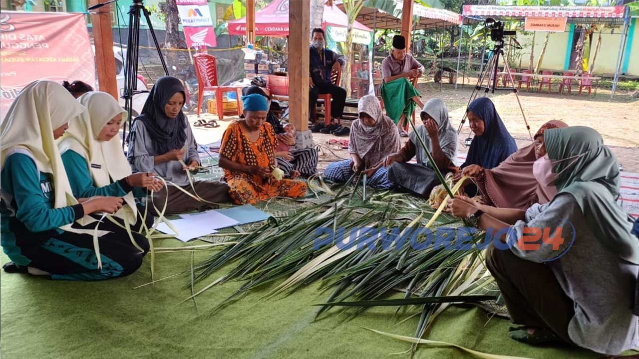 Lomba membuat ketupat yang diadakan oleh Yayasan Nuhantra Bakti Budaya di Omah Srotong Srawung Sitanjung