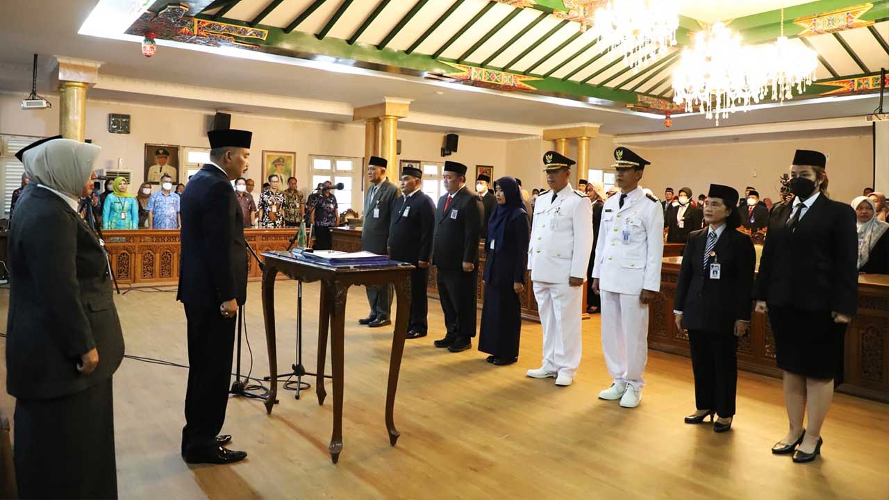 Bupati Purworejo RH Agus Bastian SE MM melantik dan mengambil sumpah/janji jabatan 84 pejabat di jajaran Pemkab Purworejo, di ruang Arahiwang, Jum'at 14 April 2023.