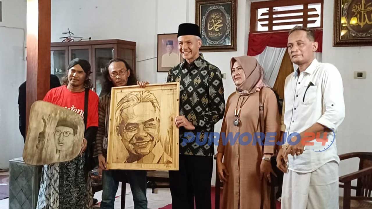 Seniman Purworejo memberikan lukisan kepada Ganjar Pranowo